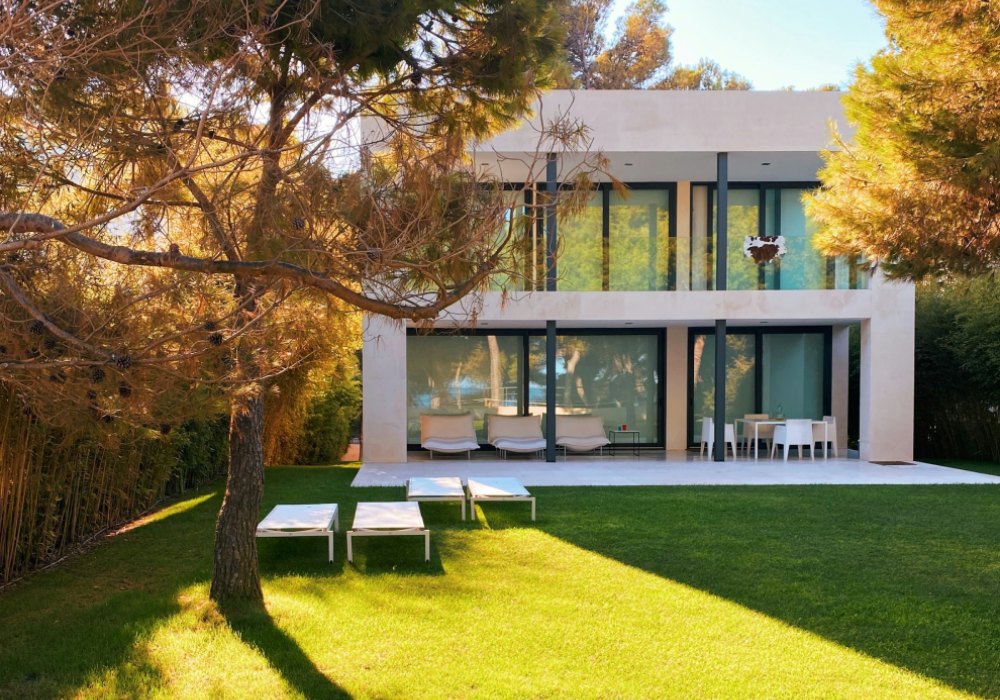 Decorar una casa con jardín