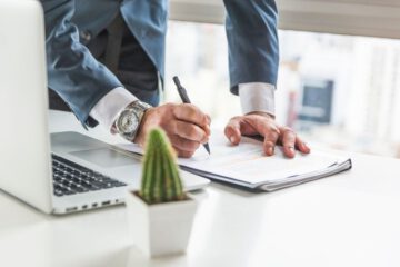 Hombre firmando el certificado de deuda pendiente