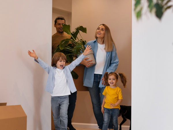 Familia entrando a una casa nueva