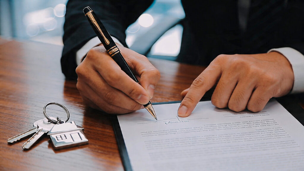 Familia de Museros celebra la compra de su nueva casa con RK Palanca Fontestad, agencia inmobiliaria en Valencia
