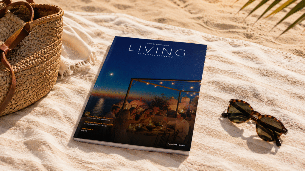 Portada de la revista LIVING de agosto sobre vender casa en Valencia