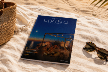 Portada de la revista LIVING de agosto sobre vender casa en Valencia